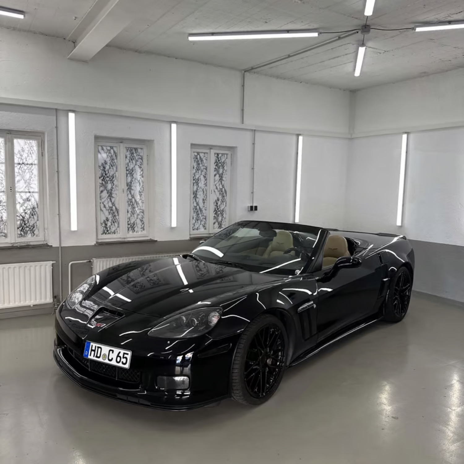 Chevrolet Corvette Cabrio im Showroom