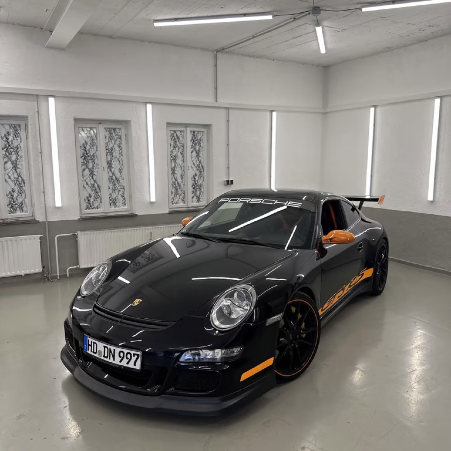 Frisch aufbereiteter Porsche 911 GT3 RS im Showroom der Autoschmiede