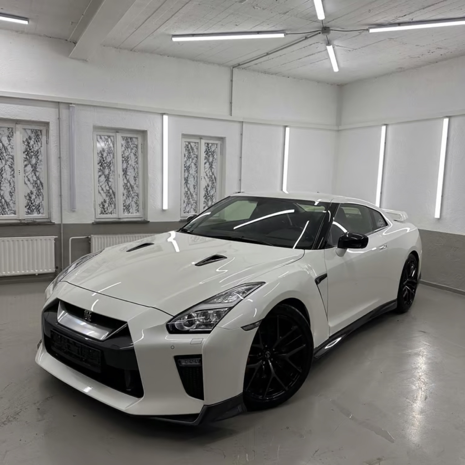 Nissan GT-R im Showroom nach Aufbereitung