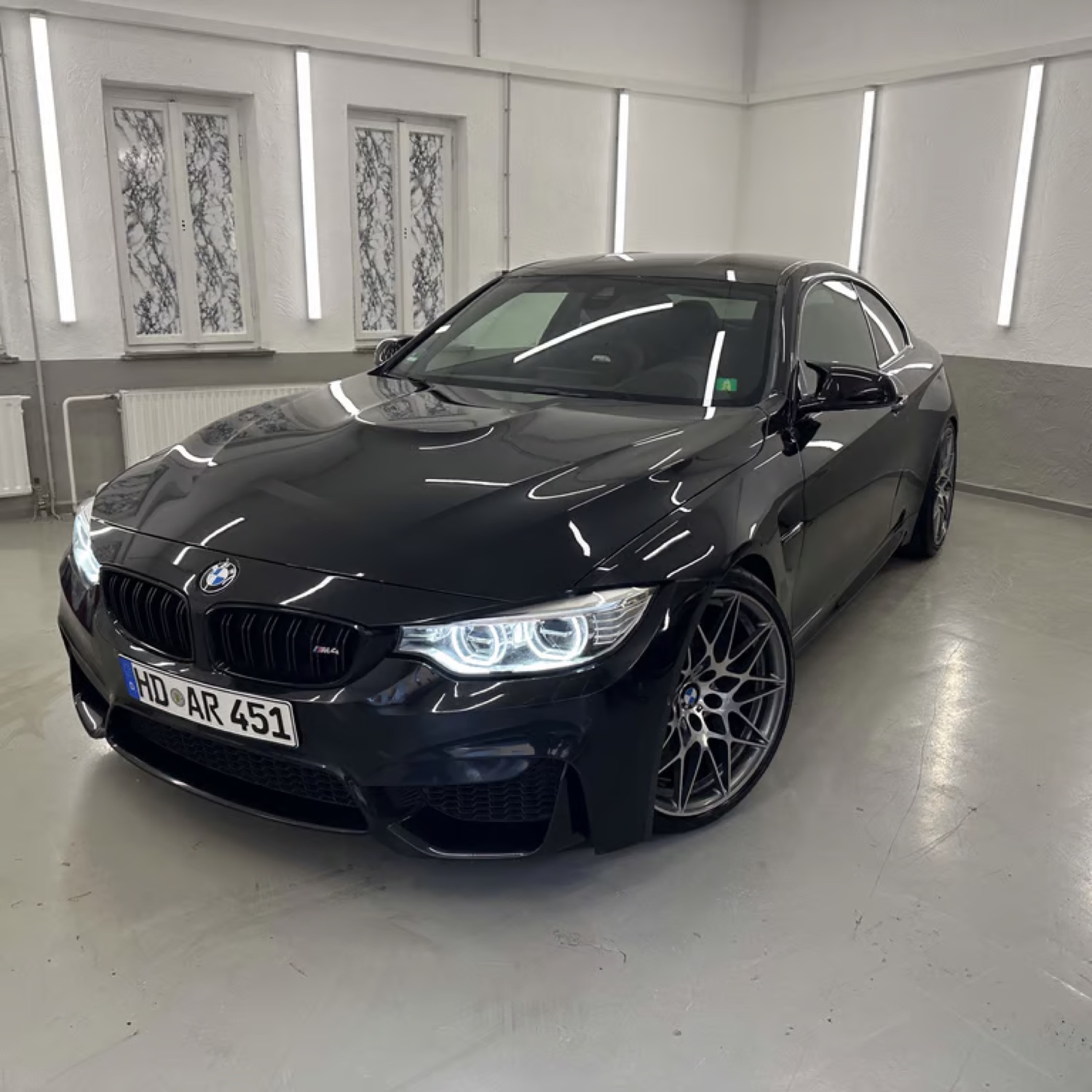 BMW M4 mit tief glänzendem Lack